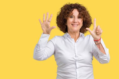 Güzel orta ager üst düzey businees kadın gösterilen ve parmakları ile işaret izole arka plan yüzünden kendinden emin ve mutlu gülümseyerek süre yedi numara.