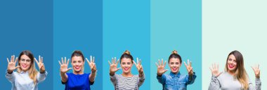 Kolaj gösterilen ve parmakları ile işaret eden oktan yukarı mavi çizgili izole arka plan üzerinde genç güzel kadın kendinden emin ve mutlu gülümseyerek süre sekiz numara.