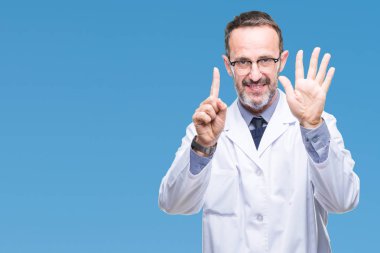 Orta yaş üst düzey ağarmış profesyonel adam gösterilen ve parmakları ile işaret izole arka plan üzerinde beyaz önlük giyen süre kendinden emin ve mutlu gülümseyerek 6 numara.