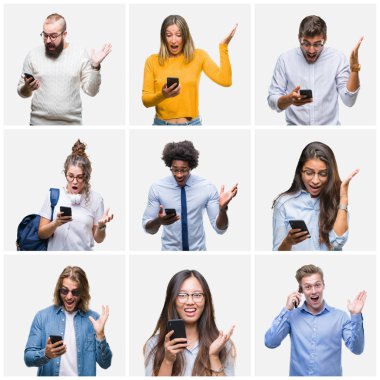 Bir grup genç insan izole arka plan üzerinde çok mutlu ve heyecanlı, kocaman bir gülümseme ile çığlık ve ellerini kaldırdı kazanan ifade kutluyor zafer smartphone kullanarak kolaj