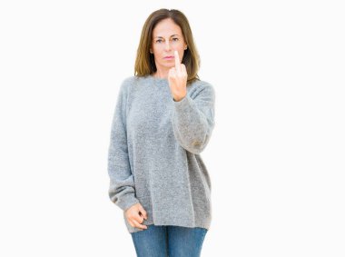 İzole arka plan gösteren orta parmak, kaba ve kaba siktir git ifade üzerinde kış kazak giyen güzel orta yaş kadın