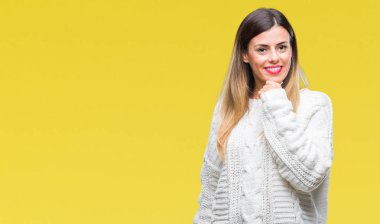 Genç güzel kadın rahat beyaz kazak emin çapraz kollar ve çeneme kaldırdı el ile gülümseme ile kameraya bakarak izole arka plan üzerinde. Pozitif düşünce.