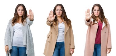 Kolaj güzel bir artı boyutu kadın giyiyor kış ceket stop yapıyor izole arka plan üzerinde elin avuç ile şarkı. Negatif ve ciddi bir jest yüz ifadesiyle uyarı.