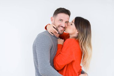 Güzel genç bir çift aşık, Öpüşme ve birbirlerine sarılma. Romantik ilişki.