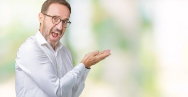 Üzerinde gözlük takan yakışıklı orta yaş zarif üst düzey iş adamı izole arka plan el ve reklam mutlu ve kendinden emin gülümseyen sunulması avuç, yanında işaret