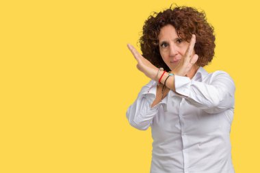 Güzel orta ager üst düzey businees kadın izole arka plan ret ifade geçiş silah eksi işareti, kızgın surat yapıyor