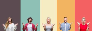 Kızgın ve silah ile başarı için deli kutluyor renkli vintage izole arka plan üzerinde gençlerin grup kolaj kaldırdı ve heyecanlı çığlık gözler kapalı. Kazanan kavramı