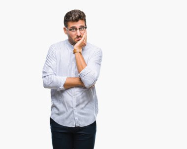 İzole arka plan düşünme seyir üzerinde genç yakışıklı adam yorgun ve sıkılmış çapraz silah depresyon sorunları ile.