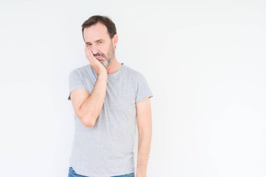 İzole arka plan düşünme seyir üzerinde üst düzey yakışıklı yorgun ve sıkılmış çapraz silah depresyon sorunları ile.