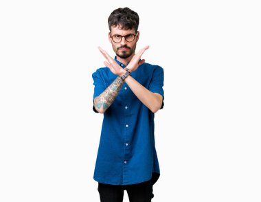 Genç yakışıklı adam gözlüklü izole arka plan ret ifade geçiş kollarına eksi işareti, kızgın surat yapıyor