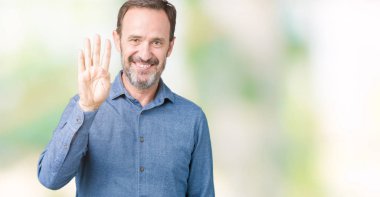 Yakışıklı orta yaş zarif komuta sizde gösterilen ve parmakları ile işaret izole arka plan üzerinde dört kendinden emin ve mutlu gülümseyerek iken numara.