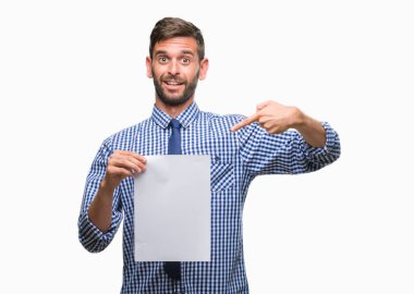 Boş kağıt izole arka plan üzerinde çok mutlu el ve parmak ile işaret tutan genç yakışıklı adam