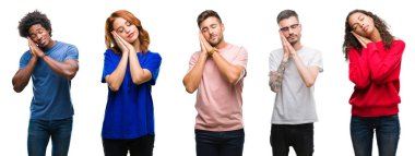 Afro-Amerikan, İspanyol ve beyaz grup uyku yorgun hayal ve ellerle birlikte poz ile kapalı gözler gülümseyen izole beyaz arka plan üzerinde insan bileşimi.