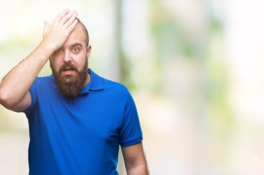 İzole arka kafasına hata için el ile sürpriz üzerinde mavi gömlek giymiş genç beyaz hipster adam hata hatırlıyorum. Unuttum, kötü bellek kavramı.