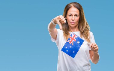 Avustralya bayrağı kızgın yüzü, eksi işareti aşağı antipati başparmak ile gösterilen, ret kavramı ile izole arka plan üzerinde tutan orta yaş İspanyol kadın