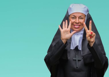Orta yaş üst düzey Hıristiyan Katolik Rahibe kadın gösterilen ve parmakları ile işaret izole arka plan yüzünden kendinden emin ve mutlu gülümseyerek süre yedi numara.