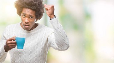 Afro Amerikalı adam bardak kahve içerken izole arka rahatsız ve boşa çıkarmak ile öfke, çılgın ve yükseltilmiş eliyle diye bağıran öfke kavramı bağırarak.