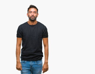 Yüzünde ciddi bir ifade ile izole arka plan yetişkin İspanyol adam. Basit ve doğal kameraya bakıyor.