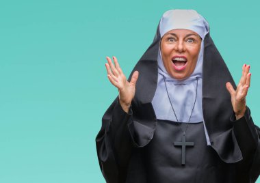 Orta yaş üst düzey Hıristiyan Katolik Rahibe kadın deli kutluyor arka plan izole ve başarı için kaldırdı kollarını açarak hayrete ve heyecanlı çığlık gözleri açık. Kazanan kavramı