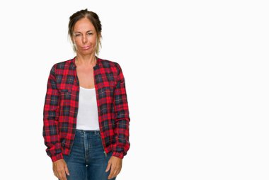 İzole arka plan şüpheci ve sinir, papatyanın üzgün üzerinde sorunu nedeniyle rahat ceket giyen orta yaş yetişkin kadın. Negatif kişi.