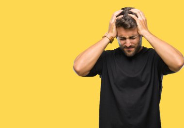 Yakışıklı delikanlı çünkü umutsuz ve stresli baş ağrısı acı izole arka plan üzerinde ağrı ve migren. Ellerini kafasına.