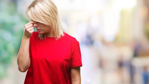 Joven Hermosa Mujer Rubia Con Camiseta Roja Sobre Fondo Aislado —  Fotos de Stock
