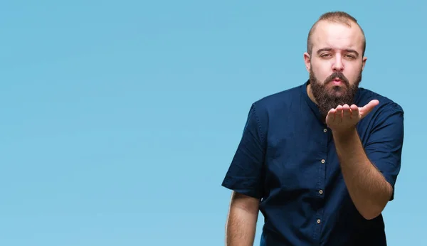 Joven Hombre Hipster Caucásico Sobre Fondo Aislado Mirando Cámara Soplando —  Fotos de Stock