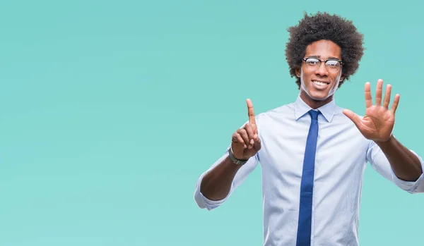 Hombre Negocios Afroamericano Con Gafas Sobre Fondo Aislado Mostrando Señalando —  Fotos de Stock