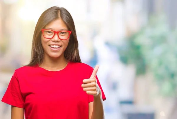 Mujer Asiática Joven Con Gafas Sobre Fondo Aislado Haciendo Pulgares —  Fotos de Stock