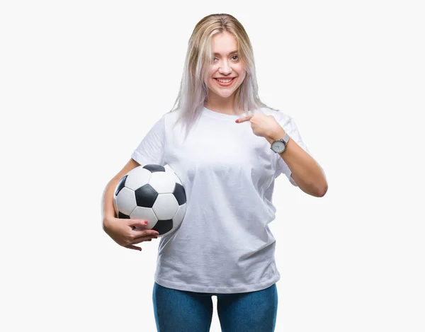 Giovane Donna Bionda Che Tiene Palla Calcio Sfondo Isolato Con — Foto Stock