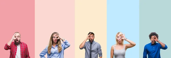 Collage Diferentes Etnias Jóvenes Sobre Rayas Colores Fondo Aislado Haciendo — Foto de Stock