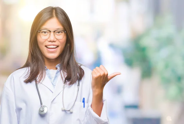 Jovem Asiático Médico Mulher Sobre Isolado Fundo Sorrindo Com Feliz — Fotografia de Stock