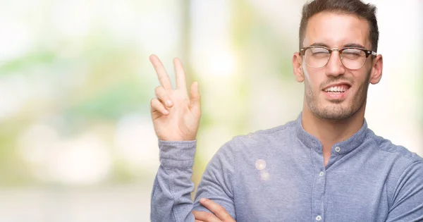 Pemuda Tampan Elegan Memakai Kacamata Tersenyum Dengan Wajah Bahagia Mengedipkan — Stok Foto