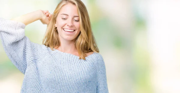 Mulher Bonita Vestindo Camisola Azul Sobre Fundo Isolado Dançando Feliz — Fotografia de Stock