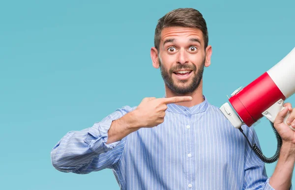 Joven Hombre Guapo Gritando Través Megáfono Sobre Fondo Aislado Muy — Foto de Stock