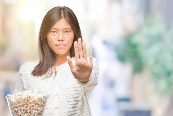 Junge Asiatin Isst Popcorn Vor Isoliertem Hintergrund Mit Offener Hand — Stockfoto
