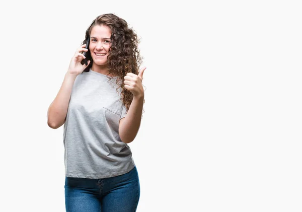 Jonge Brunette Meisje Praten Smartphone Geïsoleerde Achtergrond Blij Met Grote — Stockfoto