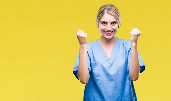 Jonge Mooie Blonde Dokter Chirurg Vrouw Verpleegkundige Geïsoleerde Achtergrond Vieren — Stockfoto