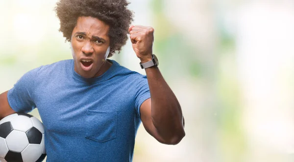 Hombre Afroamericano Sosteniendo Pelota Fútbol Sobre Fondo Aislado Molesto Frustrado — Foto de Stock