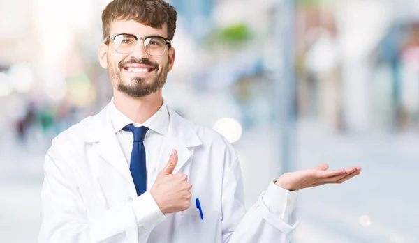 과학자 남자에 코트를 제스처 엄지손가락 미소와 — 스톡 사진
