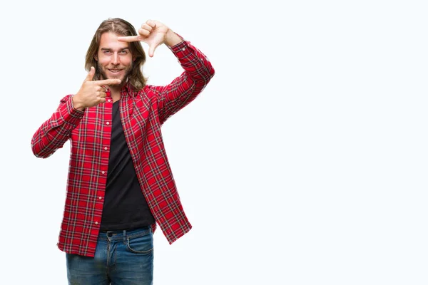 Jonge Knappe Man Met Lange Haren Geïsoleerde Achtergrond Glimlachend Maken — Stockfoto