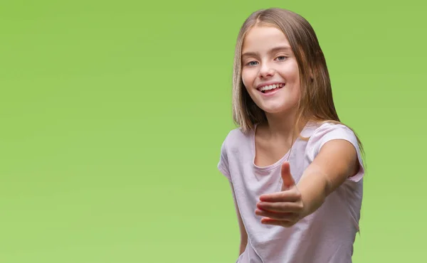 Giovane Bella Ragazza Sfondo Isolato Sorridente Amichevole Offrendo Stretta Mano — Foto Stock