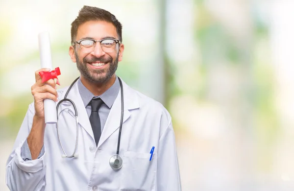 Adulto Hispânico Médico Homem Segurando Grau Sobre Fundo Isolado Com — Fotografia de Stock