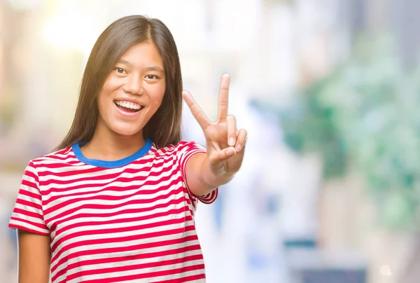 Joven Mujer Asiática Sobre Fondo Aislado Sonriendo Con Cara Feliz —  Fotos de Stock