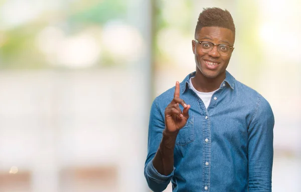 Unga Afroamerikanska Mannen Över Isolerade Bakgrund Visar Och Pekar Uppåt — Stockfoto