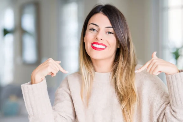 Giovane Bella Donna Che Indossa Maglione Invernale Casa Guardando Fiducioso — Foto Stock