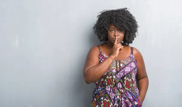 Joven Mujer Afroamericana Sobre Pared Gris Grunge Usando Vestido Colorido —  Fotos de Stock