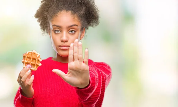 Fiatal Gyönyörű Afro Amerikai Eszik Waffle Elszigetelt Háttér Felett Nyitott — Stock Fotó