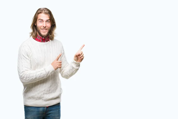 Junger Gutaussehender Mann Mit Langen Haaren Trägt Winterpullover Über Isoliertem — Stockfoto