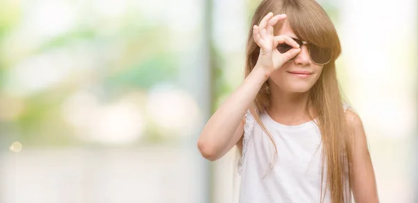Giovane Bambino Biondo Che Indossa Occhiali Sole Con Viso Felice — Foto Stock